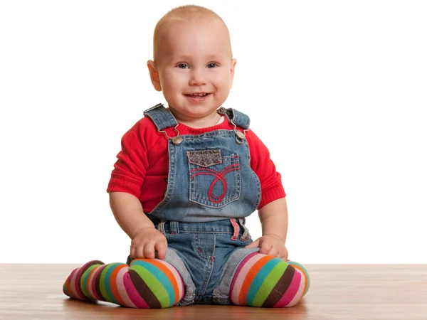 Glücklich sitzendes Kleinkind in lässiger Kleidung — Stockfoto