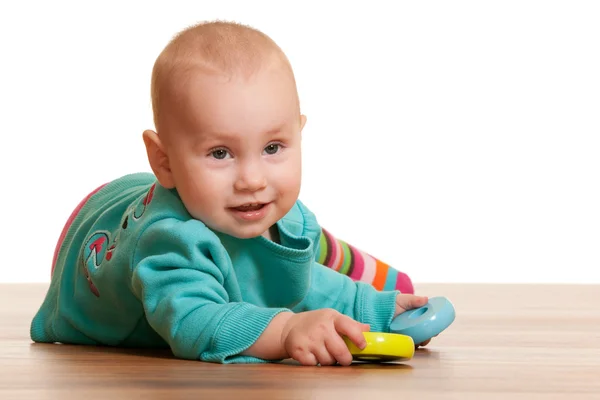 Bella bionda bambina sta giocando con piramide giocattolo sul perno — Foto Stock