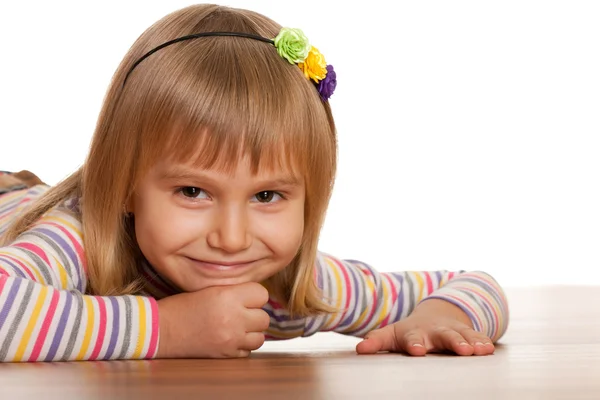 木製の床にきれいな女の子の笑顔 — ストック写真