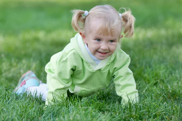 Krypande glada barn — Stockfoto