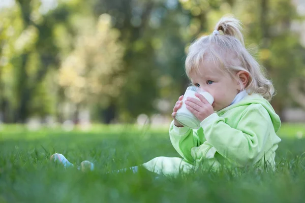 Grave menina bebendo leite — Fotografia de Stock