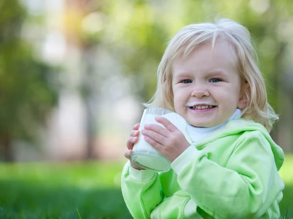 Criança feliz com bigode de leite — Fotografia de Stock