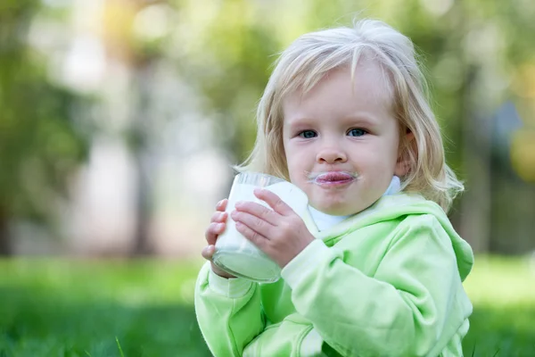 Milch draußen trinken ist schmackhafter — Stockfoto