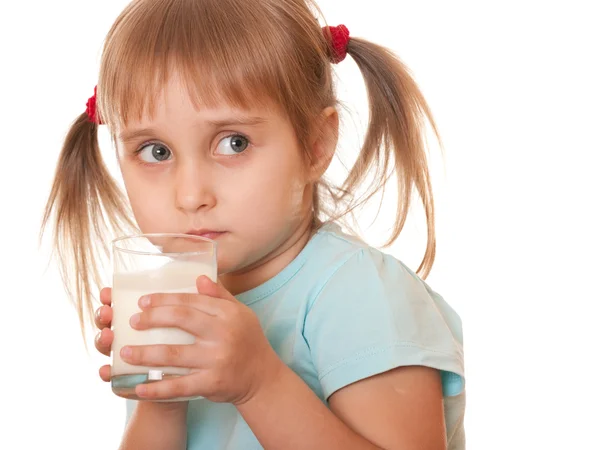 Chica reflexiva sosteniendo un vaso de leche — Foto de Stock