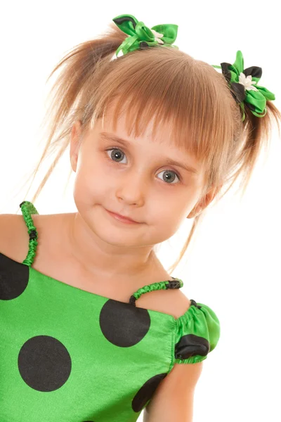 Девушка в зеленом платье в горошек — стоковое фото