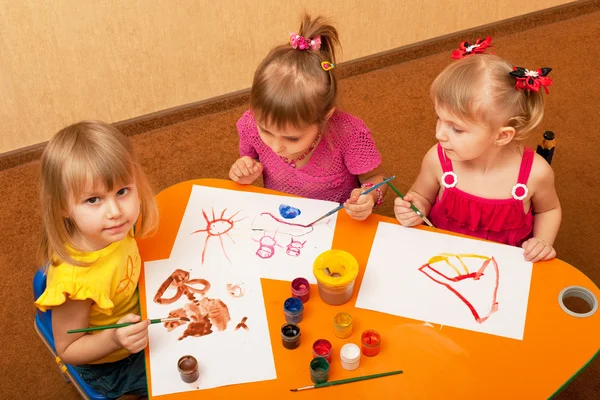 Μάθημα ζωγραφικής για τα μικρά κορίτσια — Φωτογραφία Αρχείου