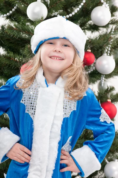 Frohes Schneemädchen am Weihnachtsbaum — Stockfoto