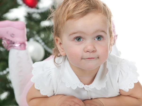 Симпатичный малыш на новогодней елке — стоковое фото