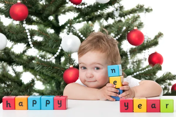 Симпатичный малыш с табличкой "С Новым годом" — стоковое фото