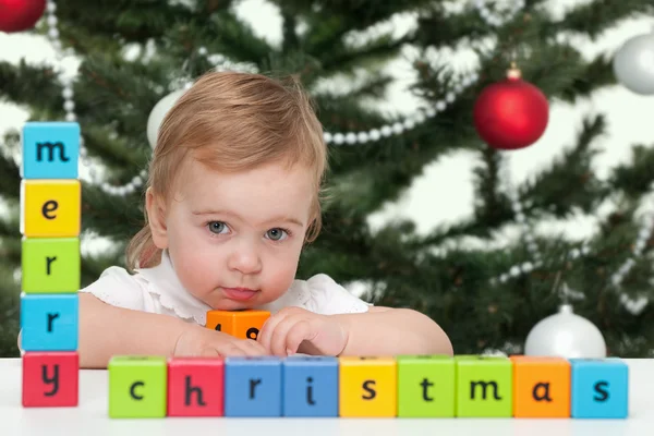Niño en un alegre árbol de navidad —  Fotos de Stock