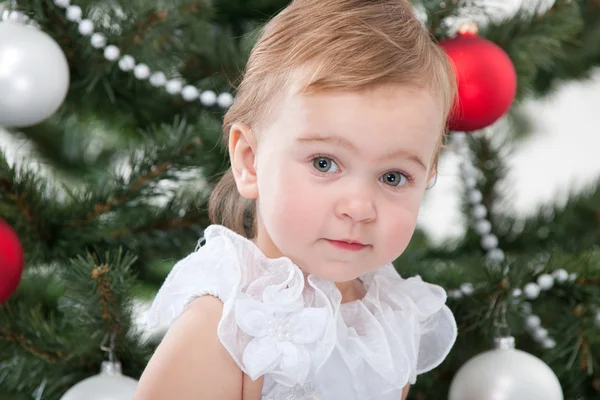 Bela criança na árvore de ano novo — Fotografia de Stock