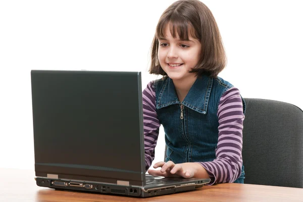 女孩 os 学习一台笔记本电脑 — 图库照片