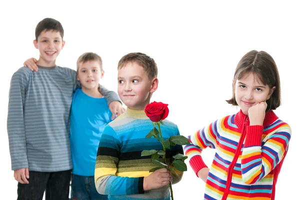 Coppia timida con una rosa rossa — Foto Stock