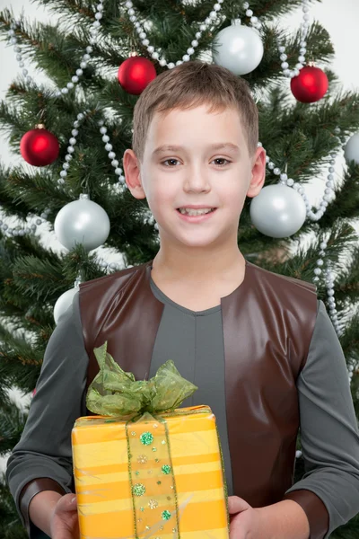 Улыбающийся мальчик на новогоднем празднике — стоковое фото