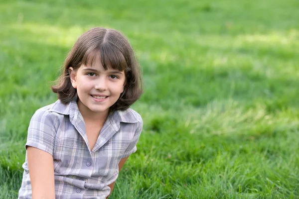 Retrato de uma menina bonita de nove anos — Fotografia de Stock