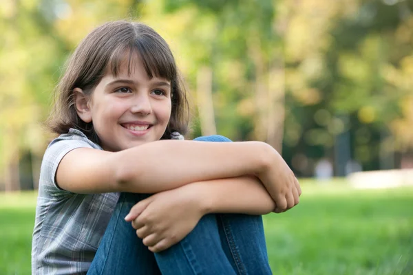 Porträtt av en leende flicka i höst park — Stockfoto