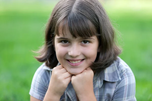 Retrato de cerca de una niña de nueve años — Foto de Stock