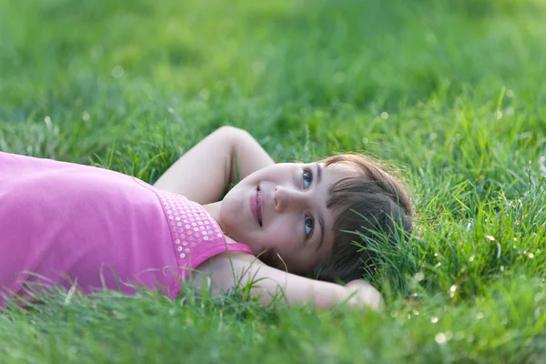 Retrato de cerca de una chica soñadora acostada en el parque de verano —  Fotos de Stock