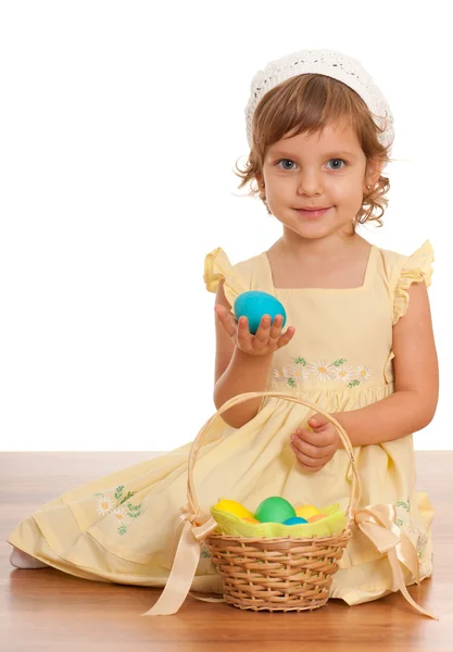 Маленька дівчинка з пасхальним кошиком — стокове фото