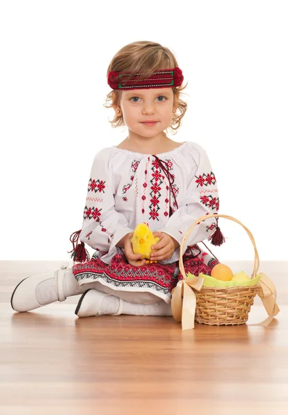 Маленькая украинка с пасхальной корзиной — стоковое фото