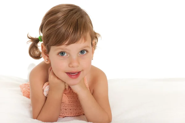 Весела маленька дівчинка на ліжку — стокове фото