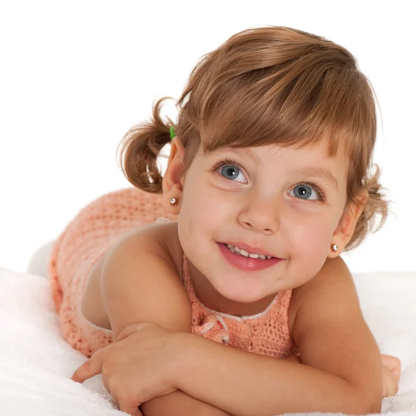 침대보에 행복 한 어린 소녀 — 스톡 사진