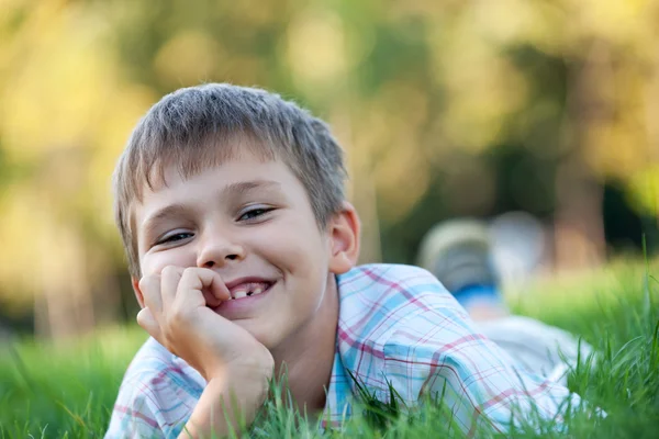 Красивый мальчик в осеннем парке — стоковое фото