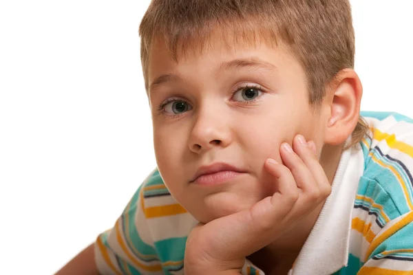 Portret van een trieste jongen met grote grijze ogen — Stockfoto