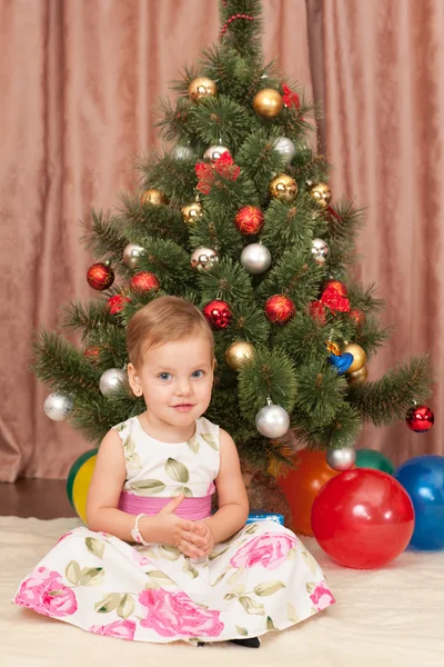 Menina bonita esperando por Papai Noel — Fotografia de Stock