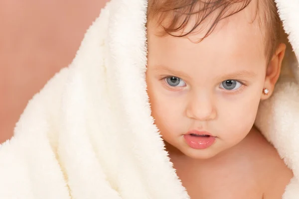 Criança molhada depois de tomar banho — Fotografia de Stock