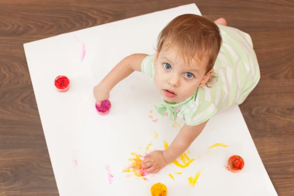Young painter doesn't need a brush — Stock Photo, Image