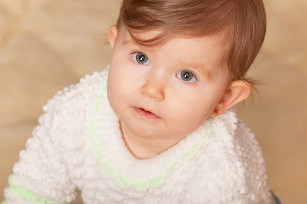 Kleinkind mit großen grauen Augen — Stockfoto