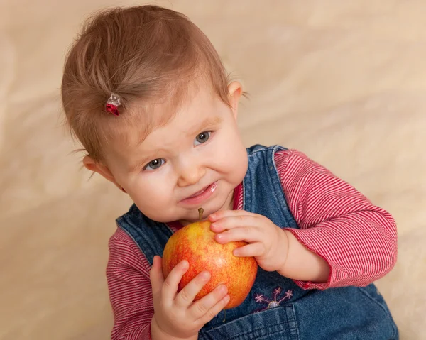 Tout-petit en mangeant occasionnellement une grosse pomme rouge — Photo