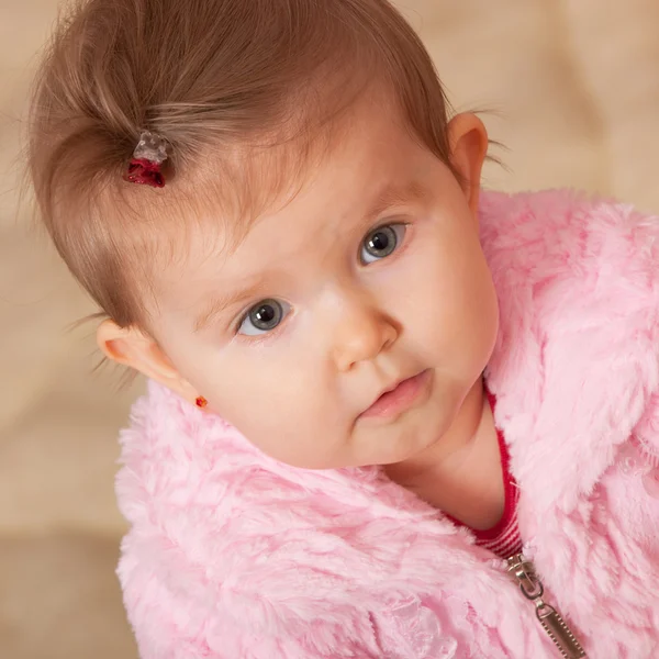 Kleinkind im rosafarbenen Pelzmantel — Stockfoto