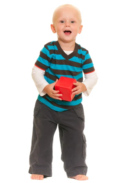 Kırmızı blok ile yürümeye başlayan çocuk — Stok fotoğraf