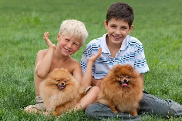 Dos chicos más dos mascotas —  Fotos de Stock