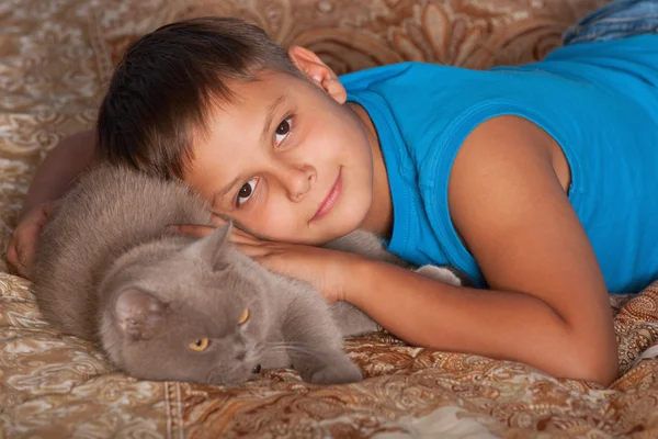 Lachende jongen met een kat — Stockfoto