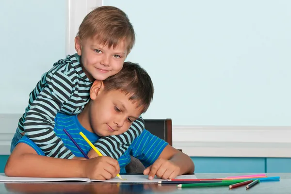 Due ragazzi che disegnano alla scrivania — Foto Stock