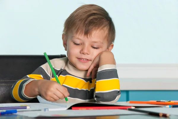 Ler ritning liten pojke — Stockfoto