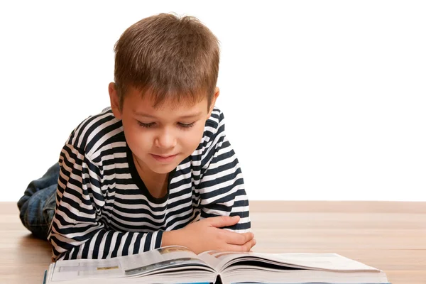 Attentif garçon de lecture — Photo
