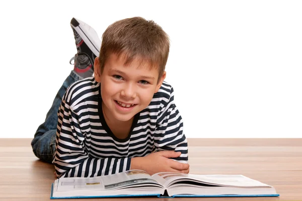Usmívající se malý čtenář — Stock fotografie
