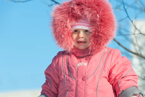 Chica en frente del cielo de invierno — Foto de Stock