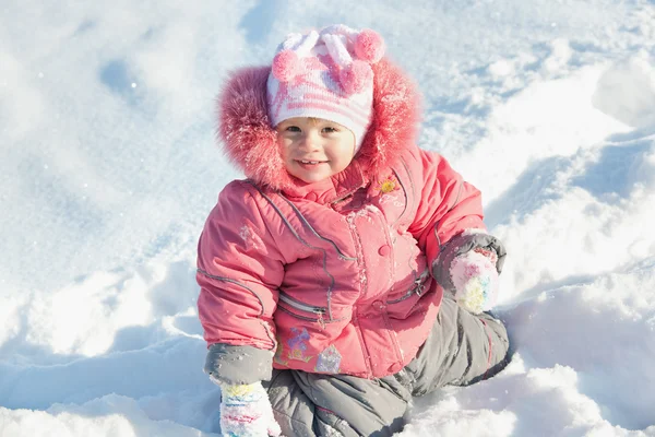 Маленька дівчинка відкриває сніг — стокове фото