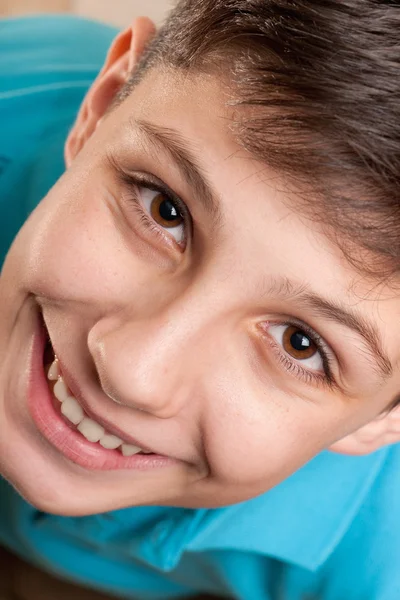 Extremo close-up retrato de um menino rindo — Fotografia de Stock
