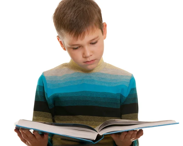 Closeup πορτρέτο του ένα παιδί ανάγνωση σε casual απομονωθεί σε λευκό — Φωτογραφία Αρχείου