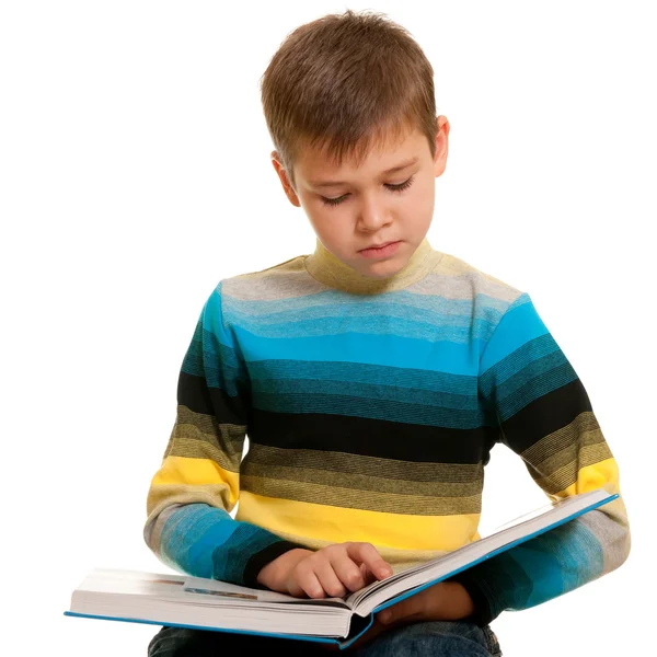 Attento ragazzo magro leggere un libro di spessore — Foto Stock