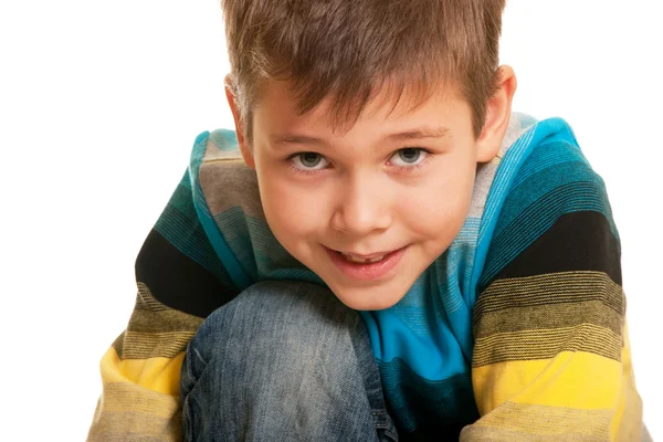 Retrato de close-up de um menino bonito em casual isolado em branco — Fotografia de Stock