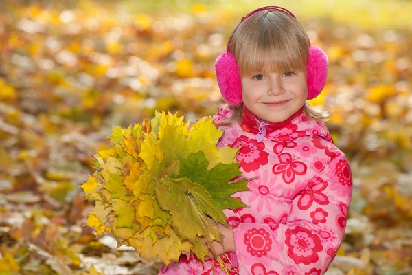 Glad liten flicka med gula blad — Stockfoto