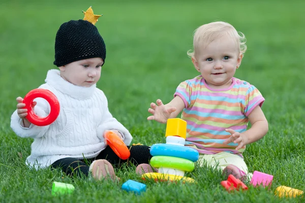 Zwei kleine Mädchen spielen im Freien — Stockfoto