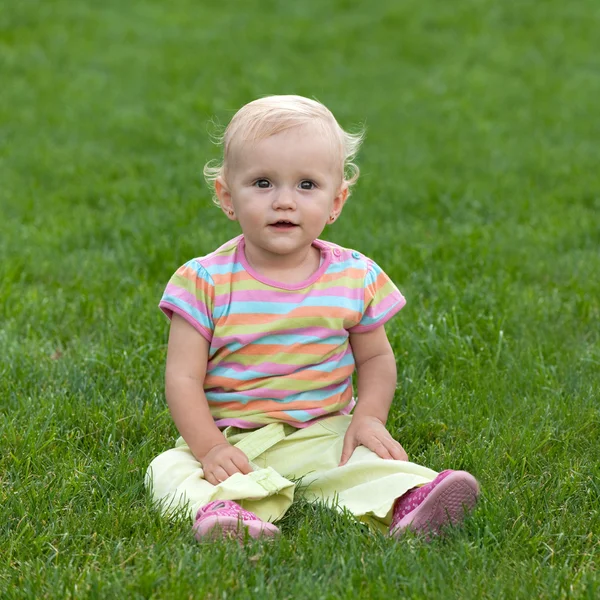Kleines Mädchen auf dem Gras — Stockfoto